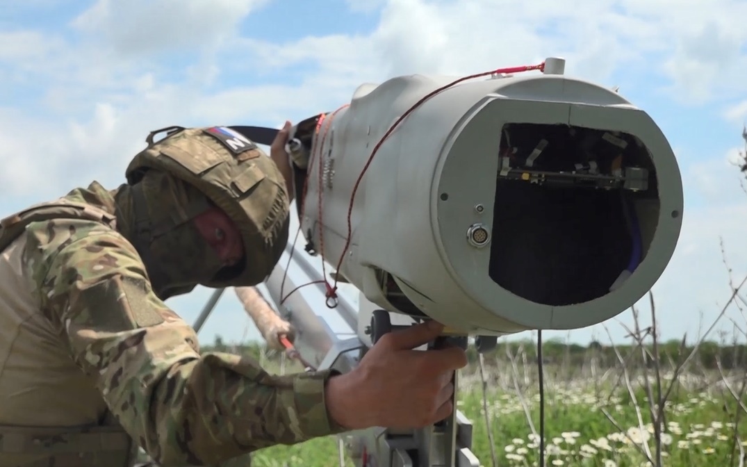 Cận cảnh lính Nga lắp ráp và phóng UAV quân sự trong xung đột Ukraine